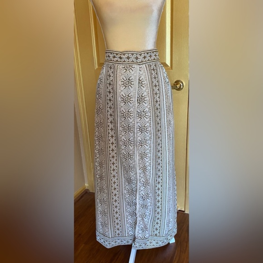 Vintage 1970’s maxi skirt with pockets. It looks amazing on!